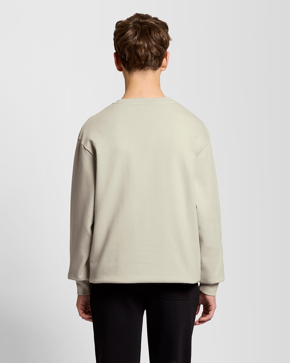 Un homme porte un sweat-shirt en coton épais couleur blé