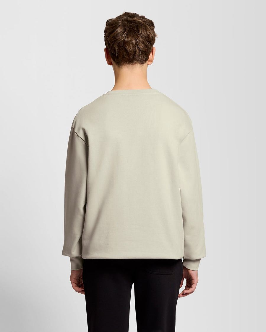 Un homme porte un sweat-shirt en coton épais couleur blé