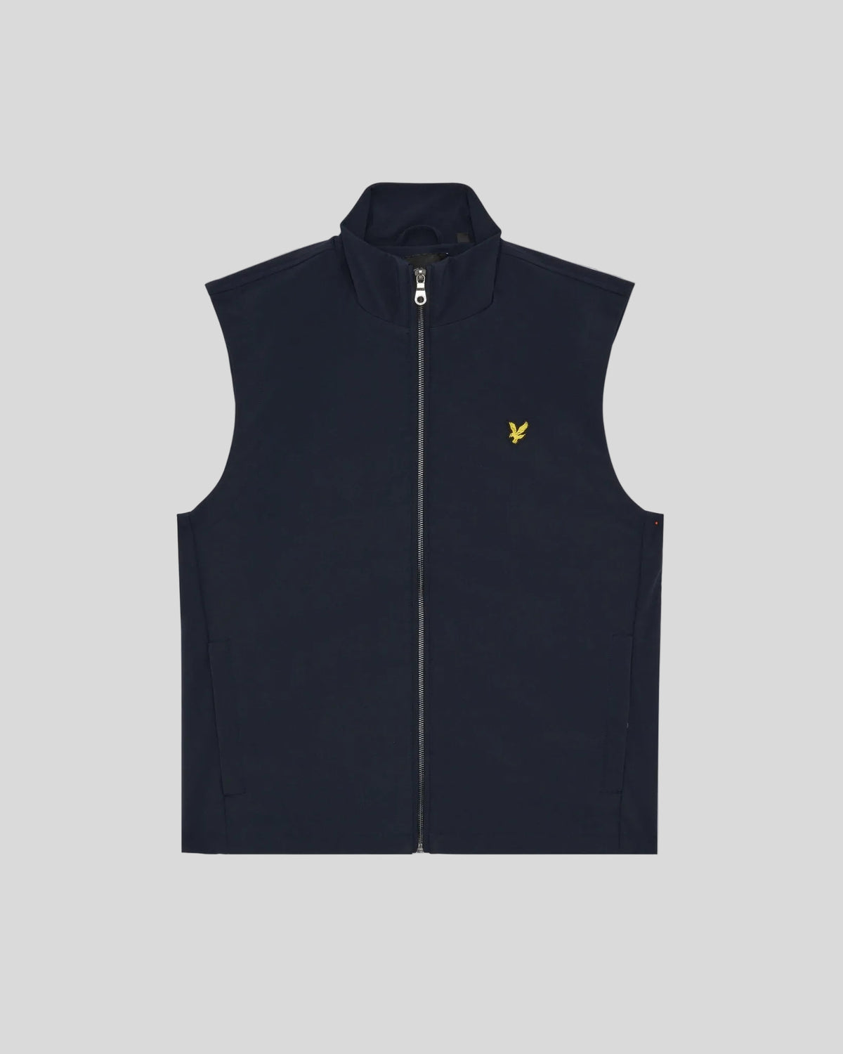 Homme portant un gilet softshell à dos en maille, bleu marine foncé