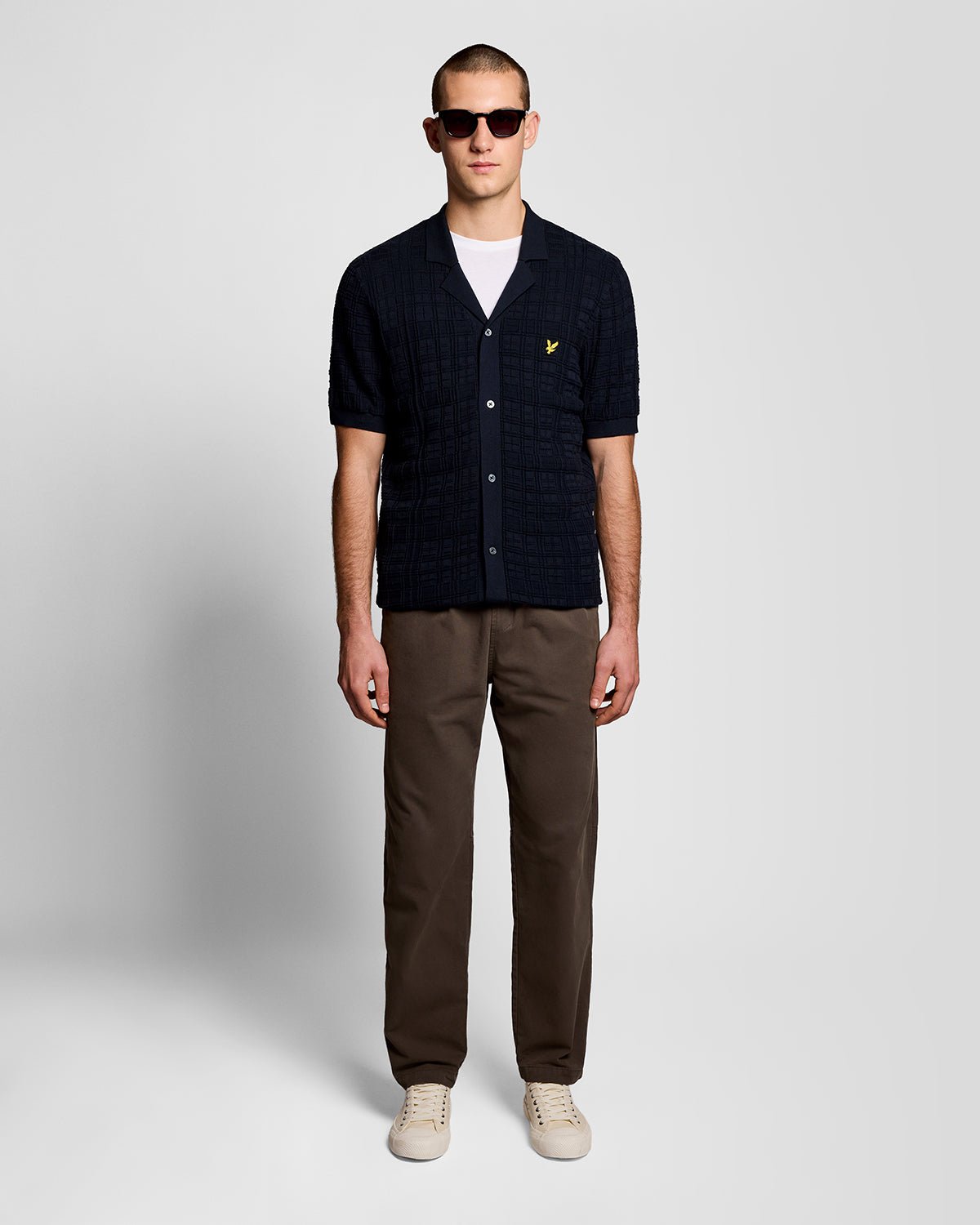 Hombre con camisa de punto de estilo «Resort» con cuello Revere en azul marino oscuro