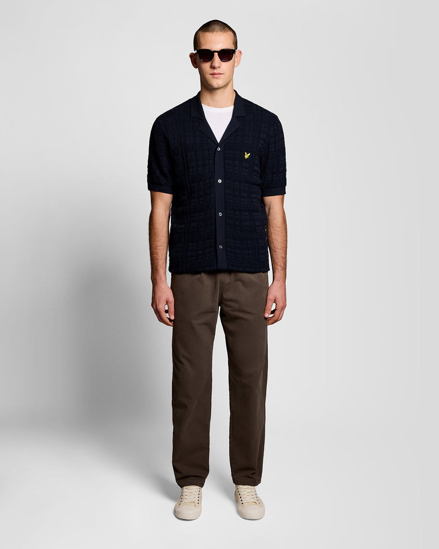 Hombre con camisa de punto de estilo «Resort» con cuello Revere en azul marino oscuro