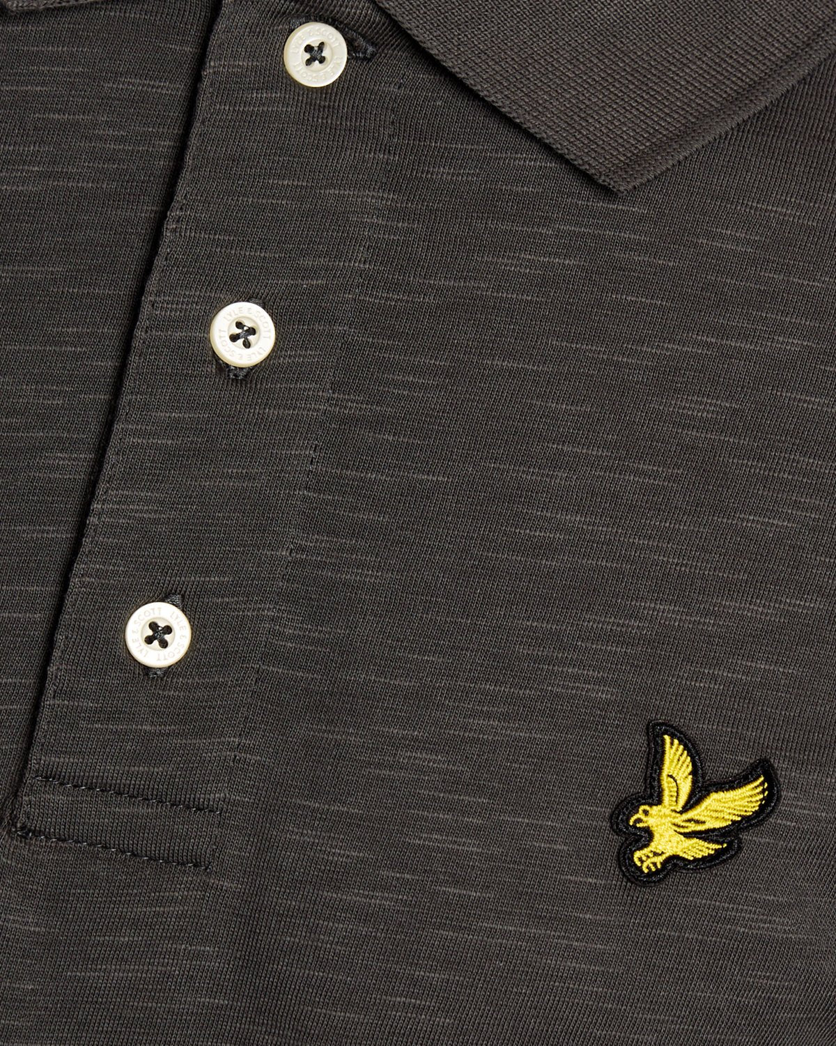 Homme portant un polo en coton fin texturé, couleur gris métallisé
