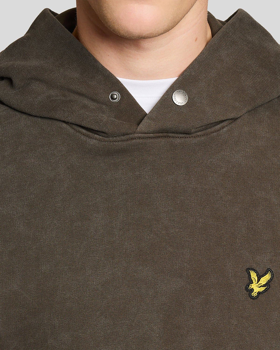 Homme portant un sweat à capuche en coton épais, couleur noir mat