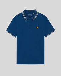 Man draagt een sportpolo met contrasterende rand in de kleur Navy Peony