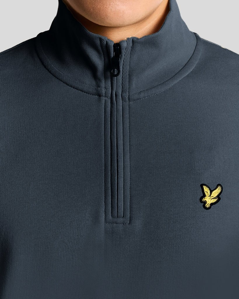Homme portant un sweat-shirt en coton Everyday à col zippé 1/4, couleur Carbon