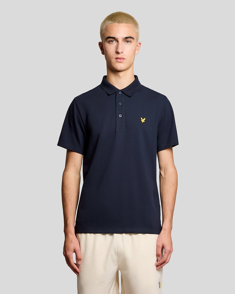 Un homme porte un polo de sport bleu marine foncé