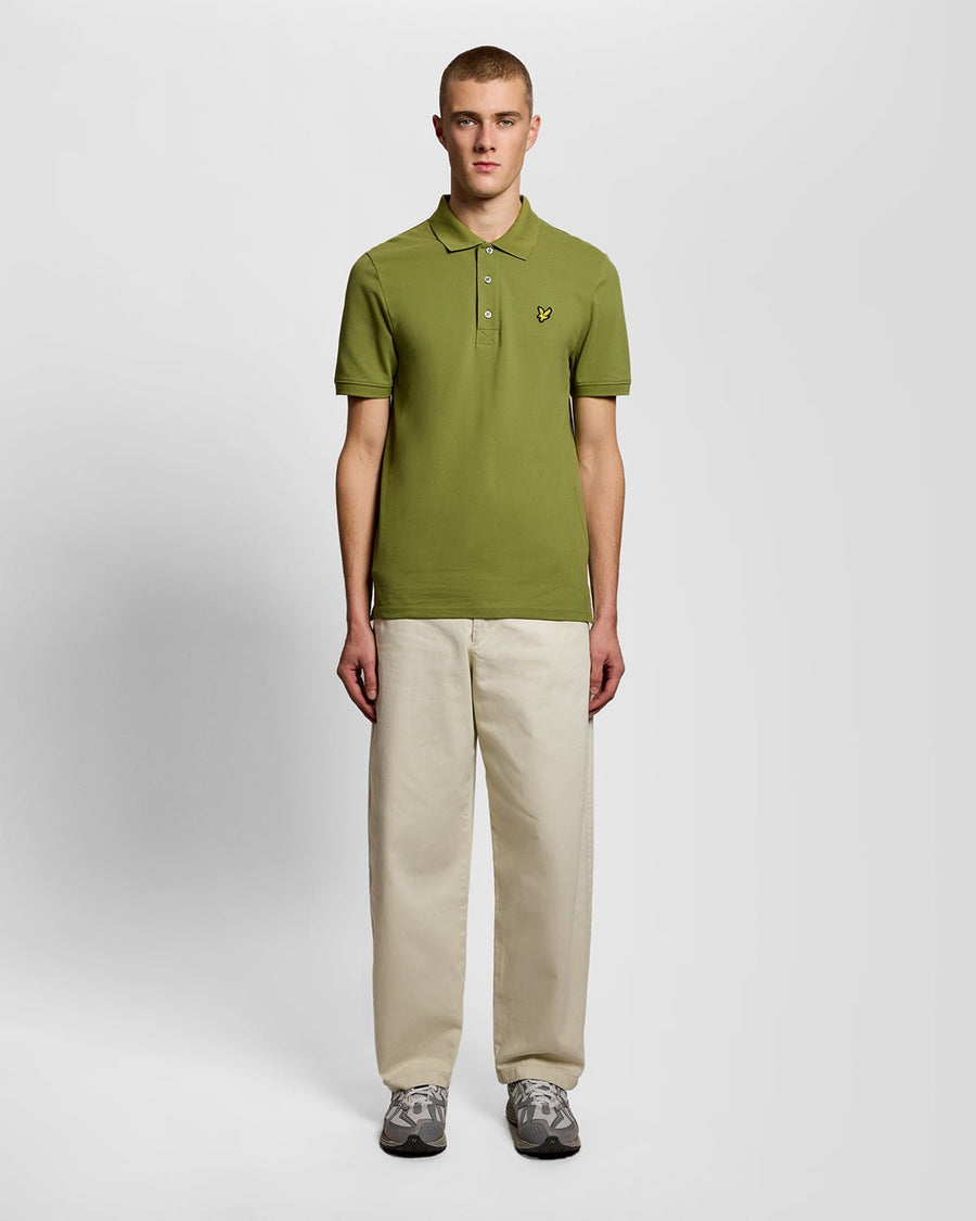 Uomo con polo in cotone verde arbusto