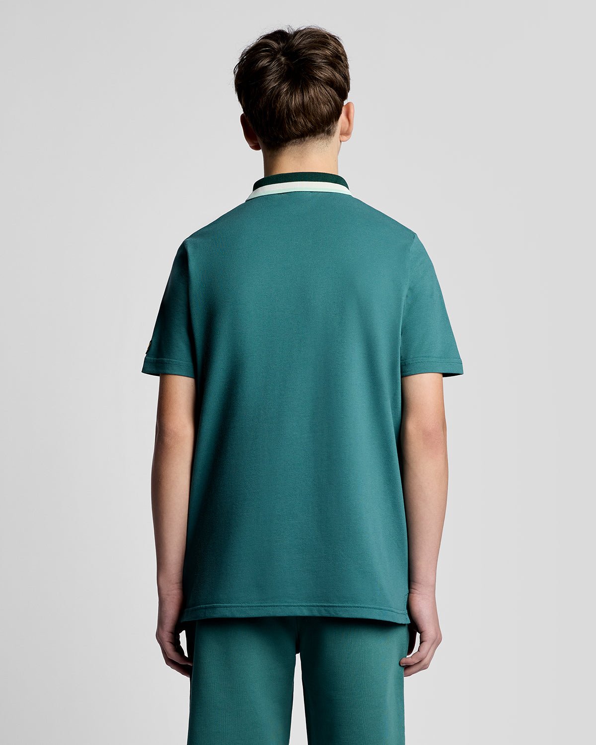 Un homme porte un polo à logo Tipped chez Everglade