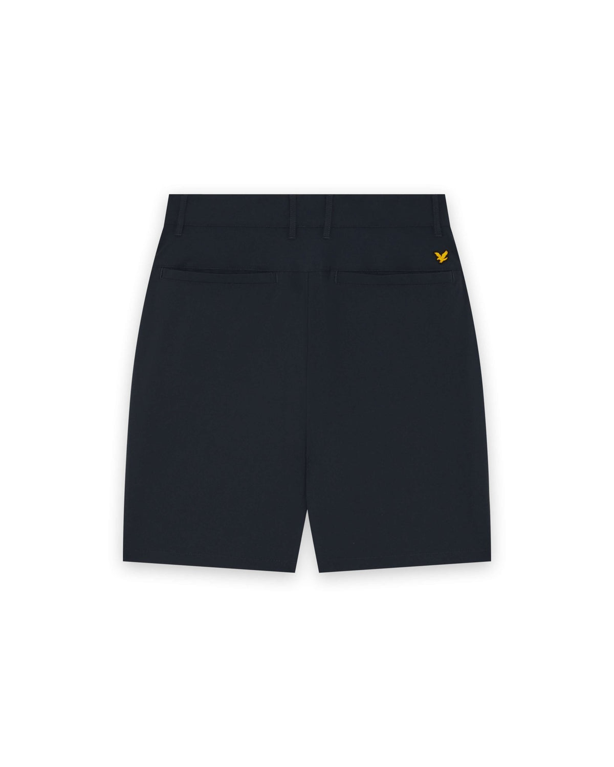 Un homme porte un short technique léger bleu marine foncé