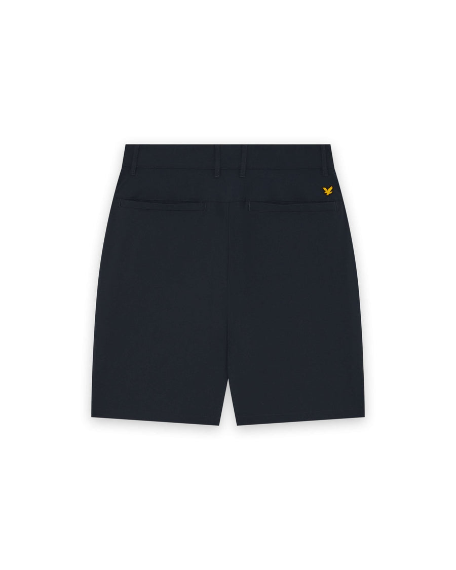 Un homme porte un short technique léger bleu marine foncé