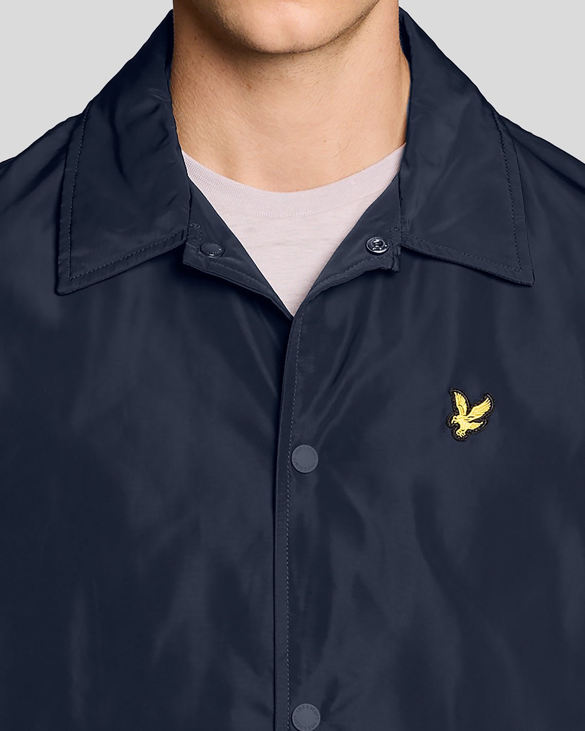 Homme portant une veste Coach légère bleu marine foncé