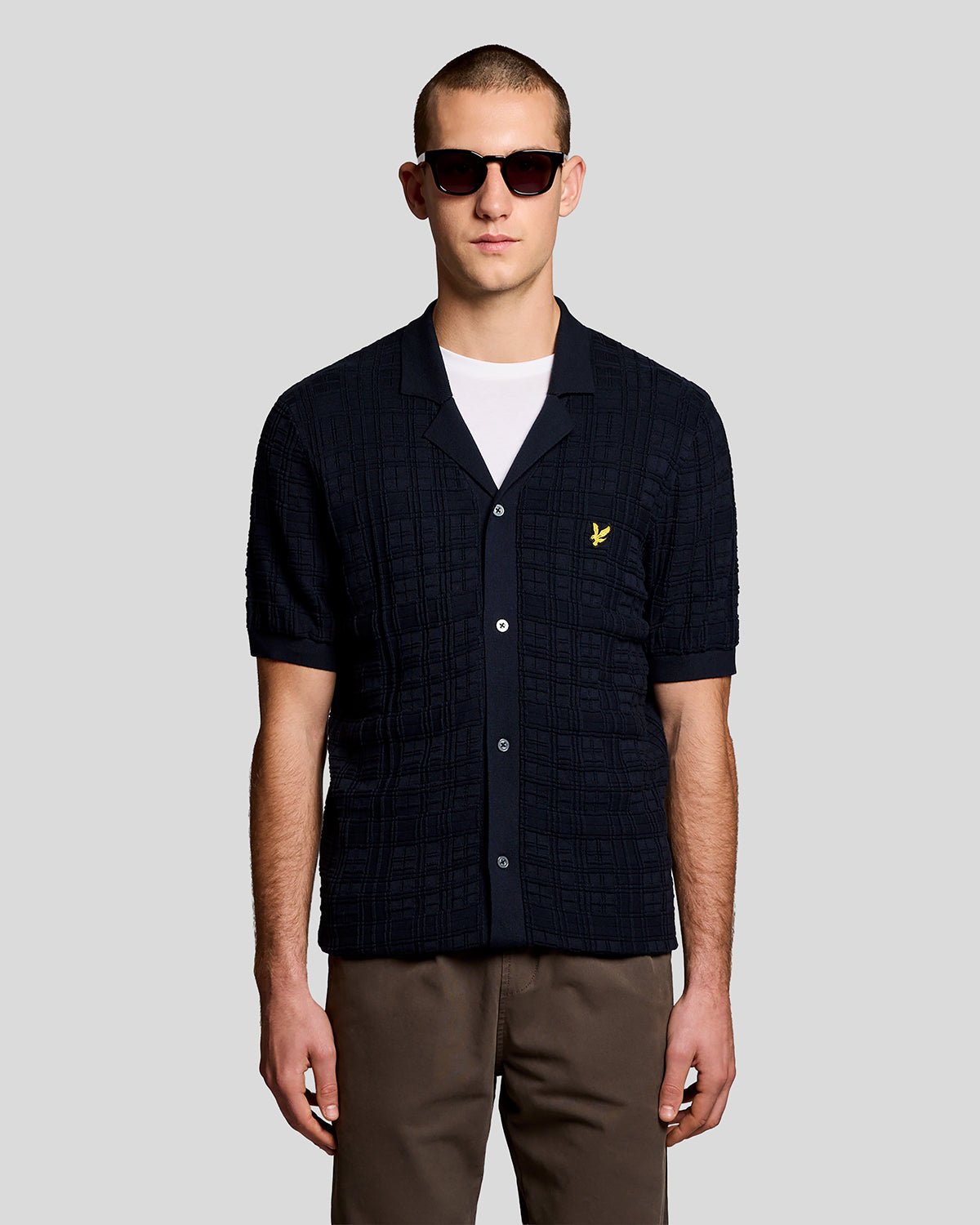 Hombre con camisa de punto de estilo «Resort» con cuello Revere en azul marino oscuro