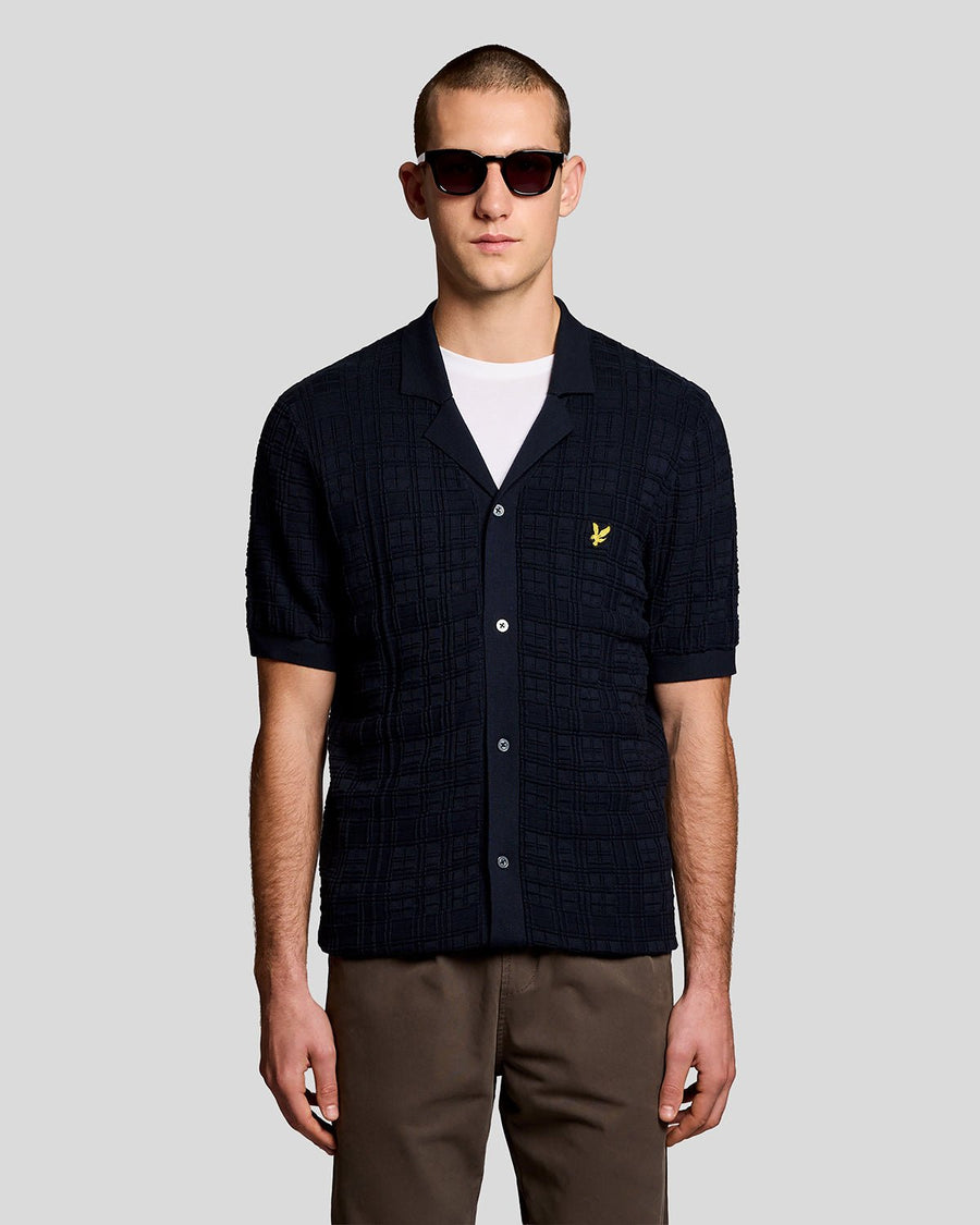 Hombre con camisa de punto de estilo «Resort» con cuello Revere en azul marino oscuro
