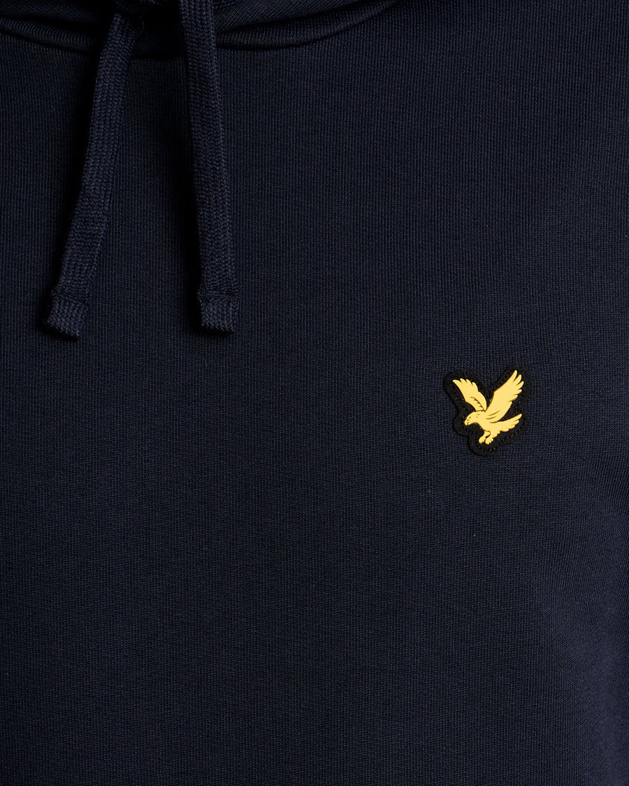 Hombre lleva sudadera con capucha Sports Tape de mezcla de algodón en azul marino oscuro.