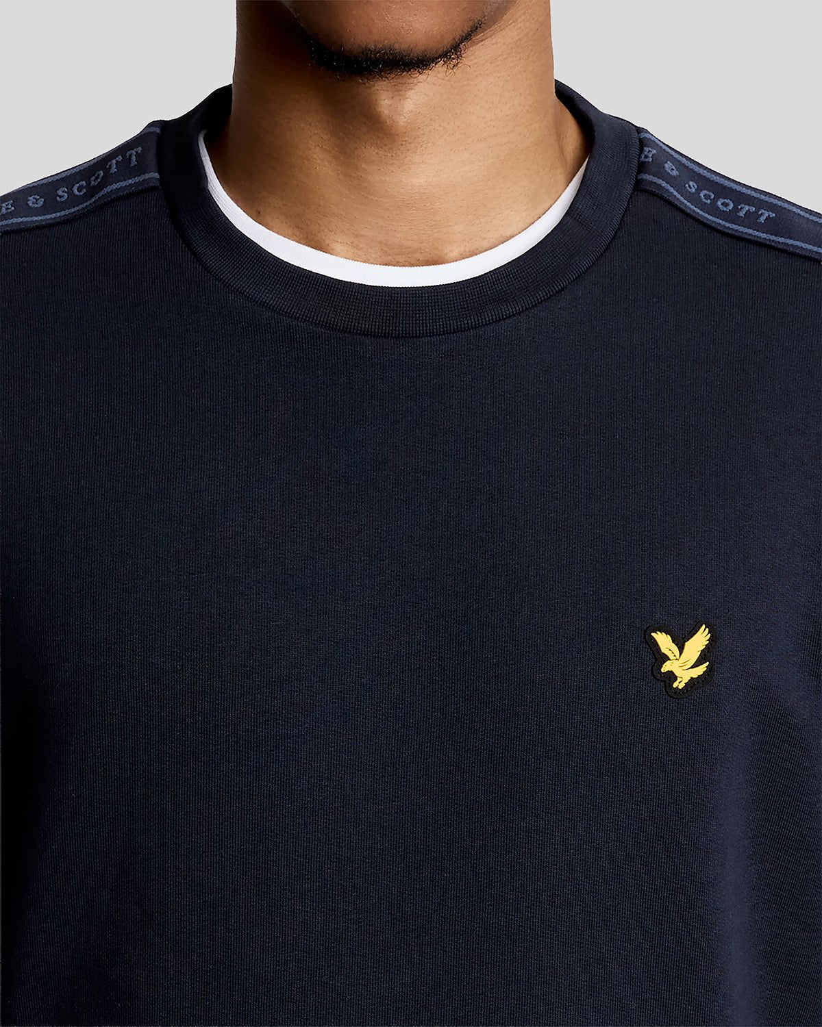 Uomo con felpa a girocollo con nastro sportivo in blu scuro