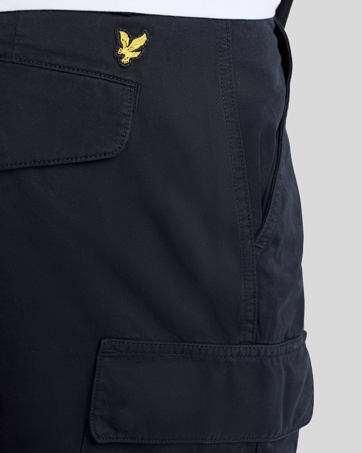 Un homme porte un short cargo en coton noir de jais