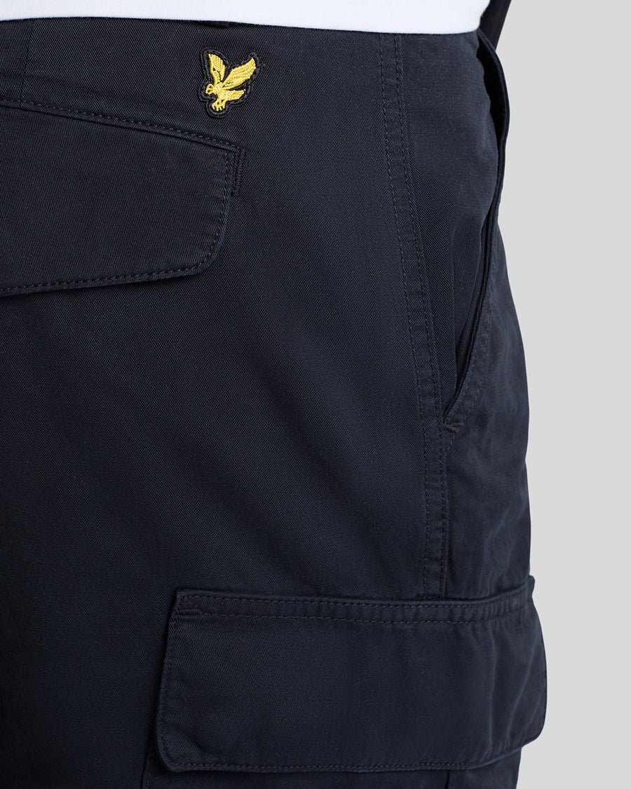 Un homme porte un short cargo en coton noir de jais