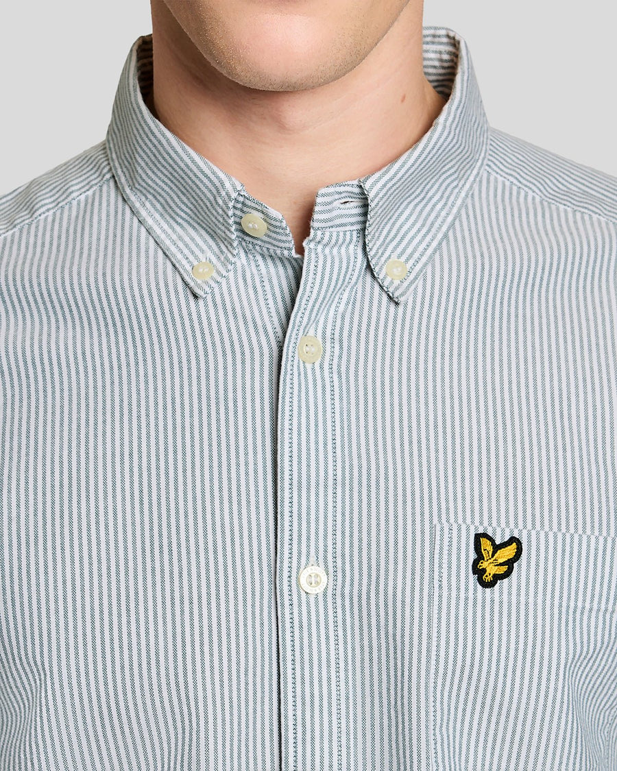 Homme portant une chemise Oxford à rayures, couleur Everglade/Blanc