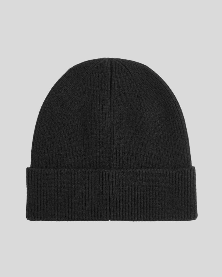 Garçon portant un bonnet en tricot noir de jais