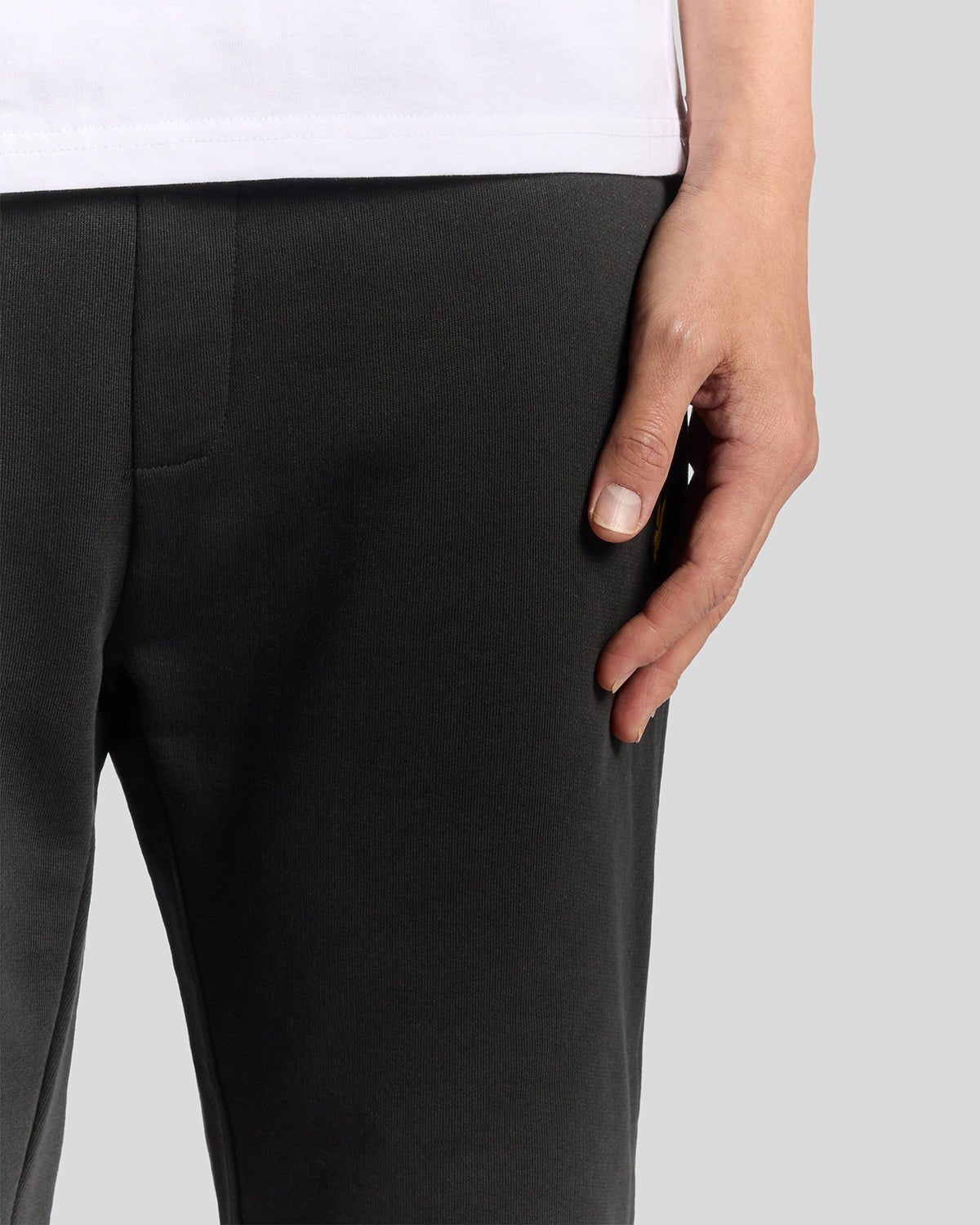 Uomo con pantaloni da jogging in cotone a gamba dritta, colore nero corvino