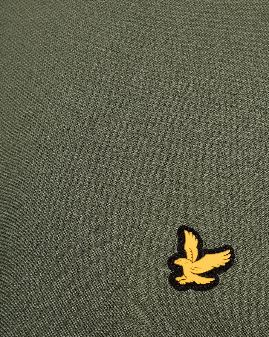 Homme portant un sweat-shirt léger de sport vert cactus