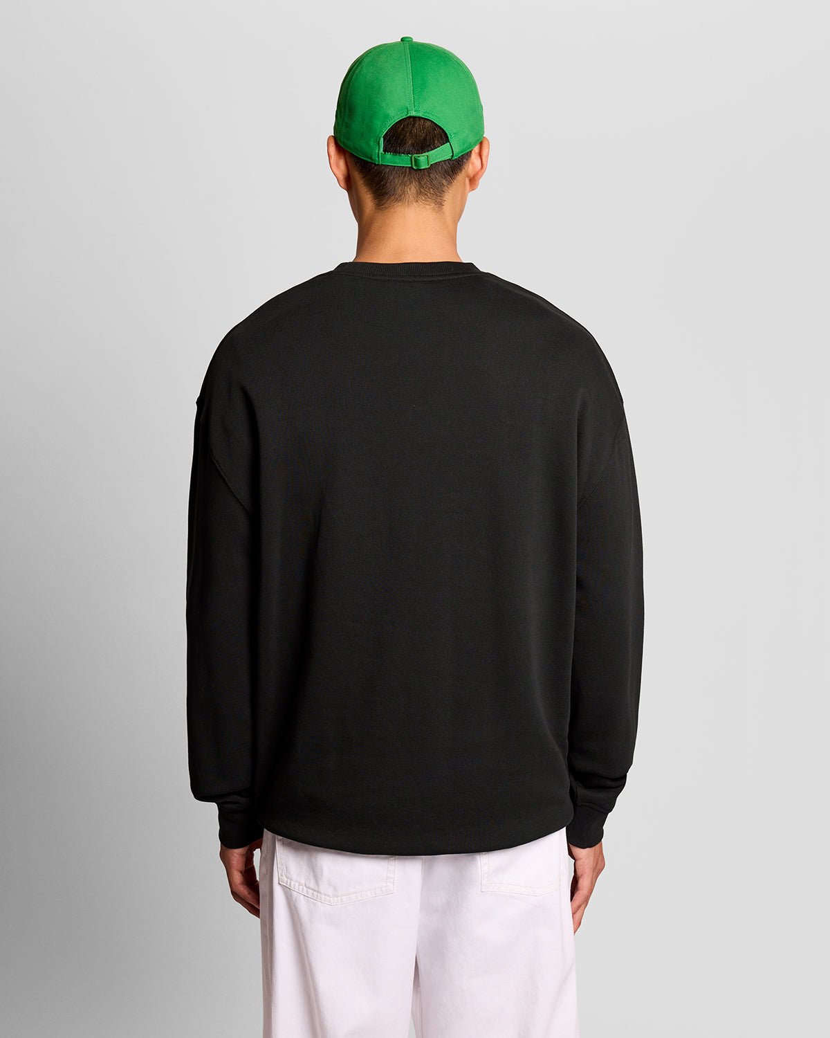 Homme portant un sweat-shirt à imprimé sur la poitrine, couleur noir de jais