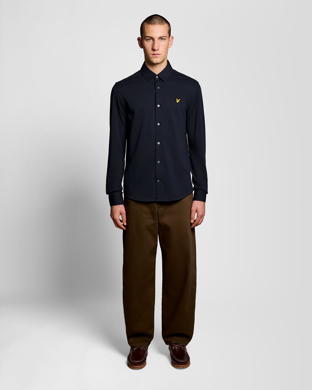 Homme portant une chemise en jersey Oxford de coton bleu marine foncé