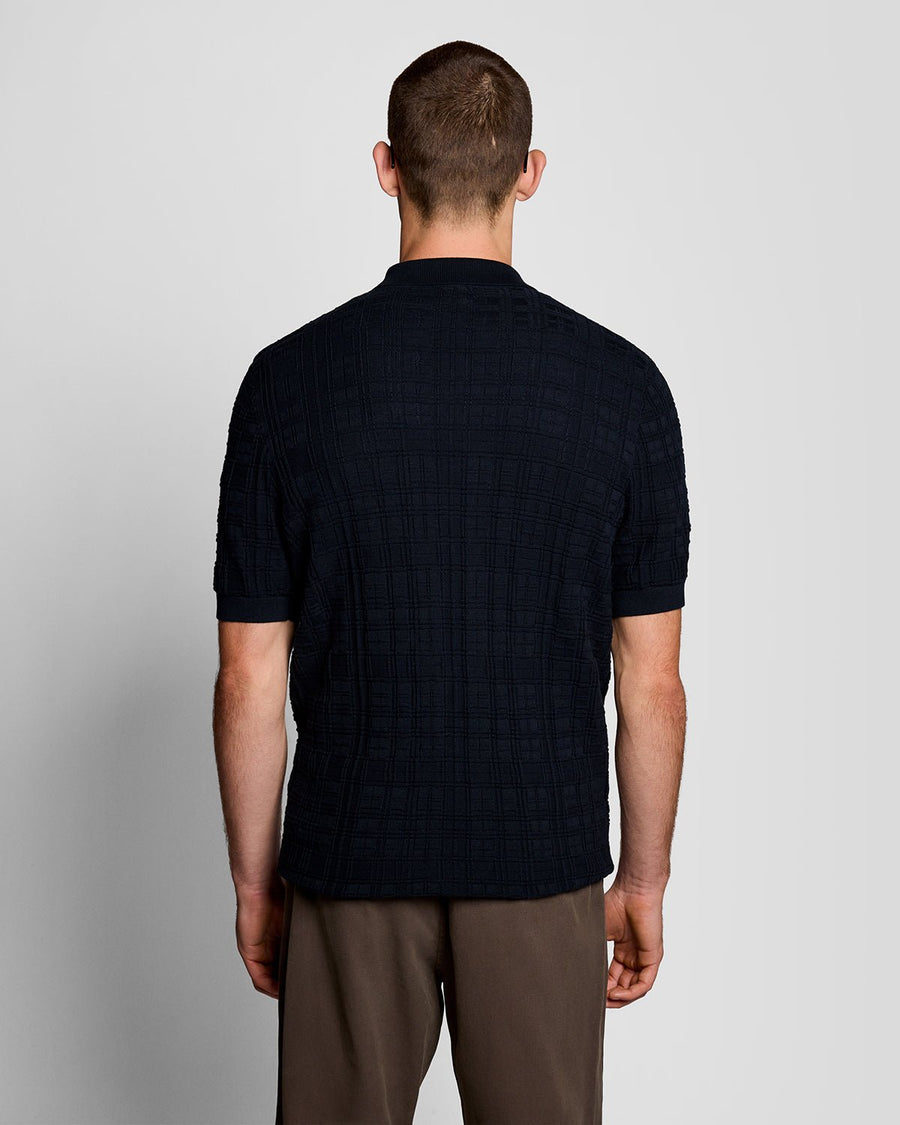 Hombre con camisa de punto de estilo «Resort» con cuello Revere en azul marino oscuro