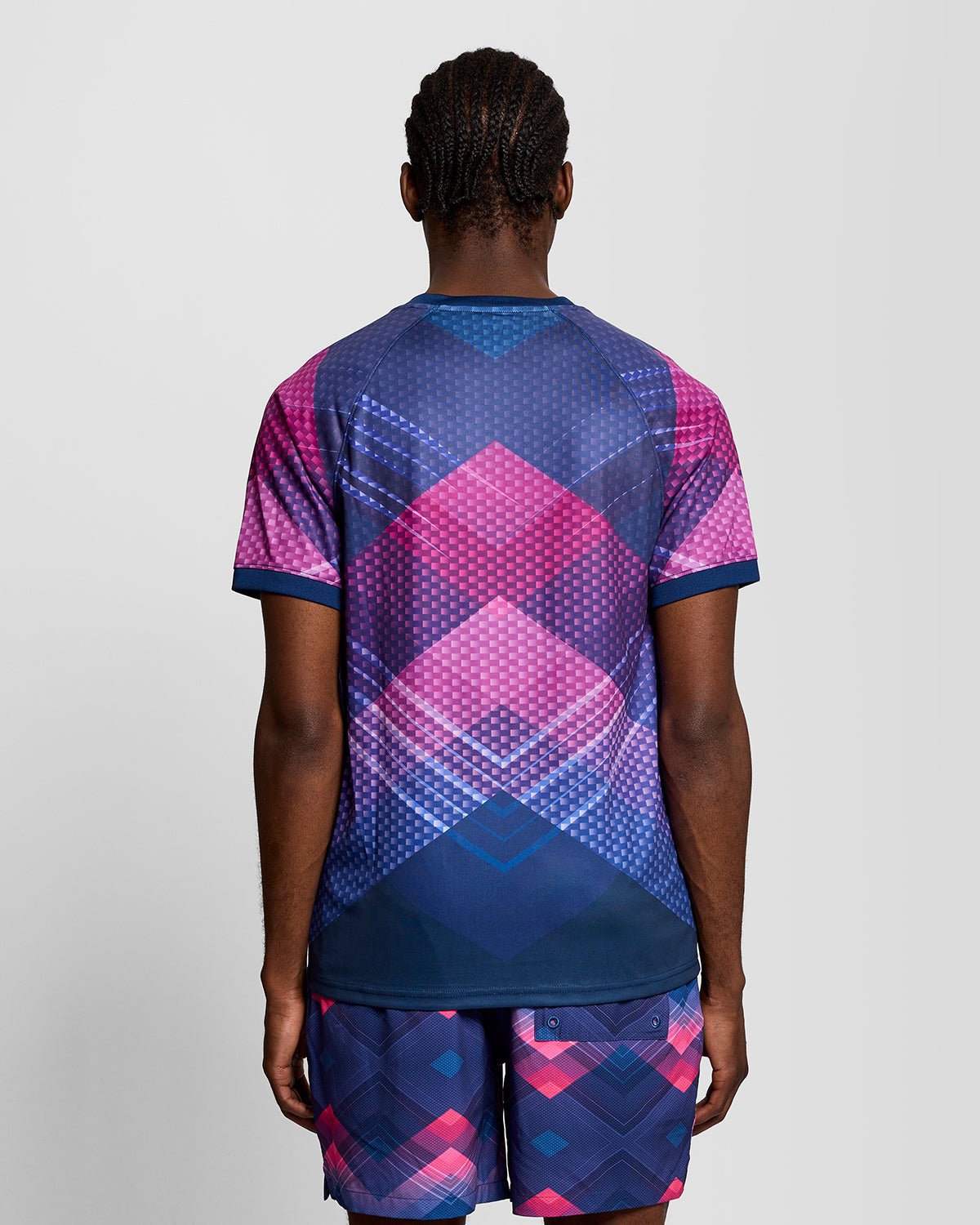 Homme portant un t-shirt de football « Sports Chevron » bleu marine à motif pivoine