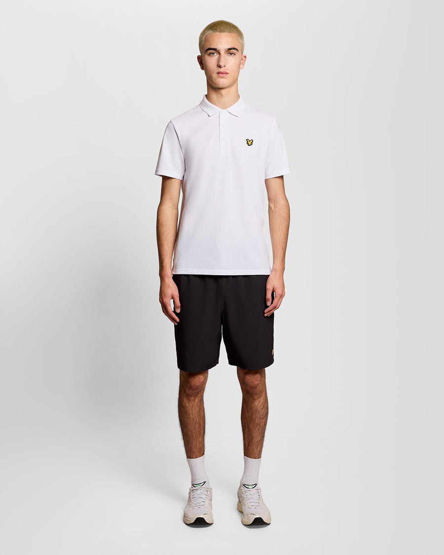 Un homme porte un polo de sport blanc