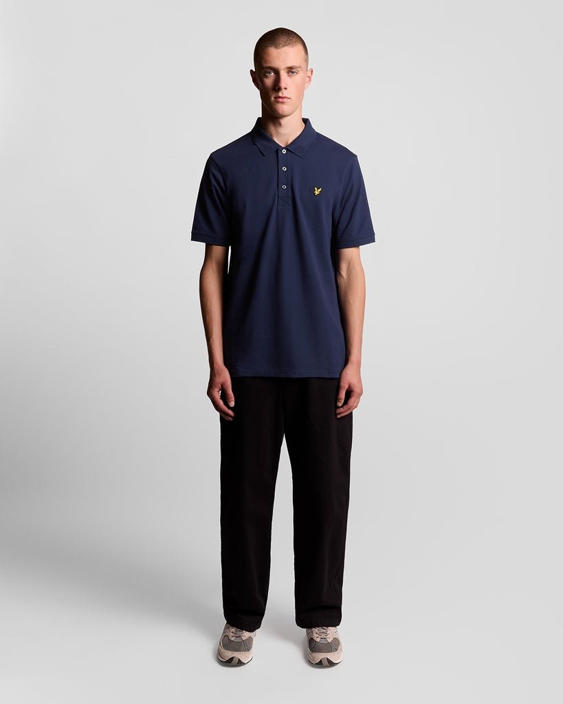 Man draagt een katoenen poloshirt in marineblauw