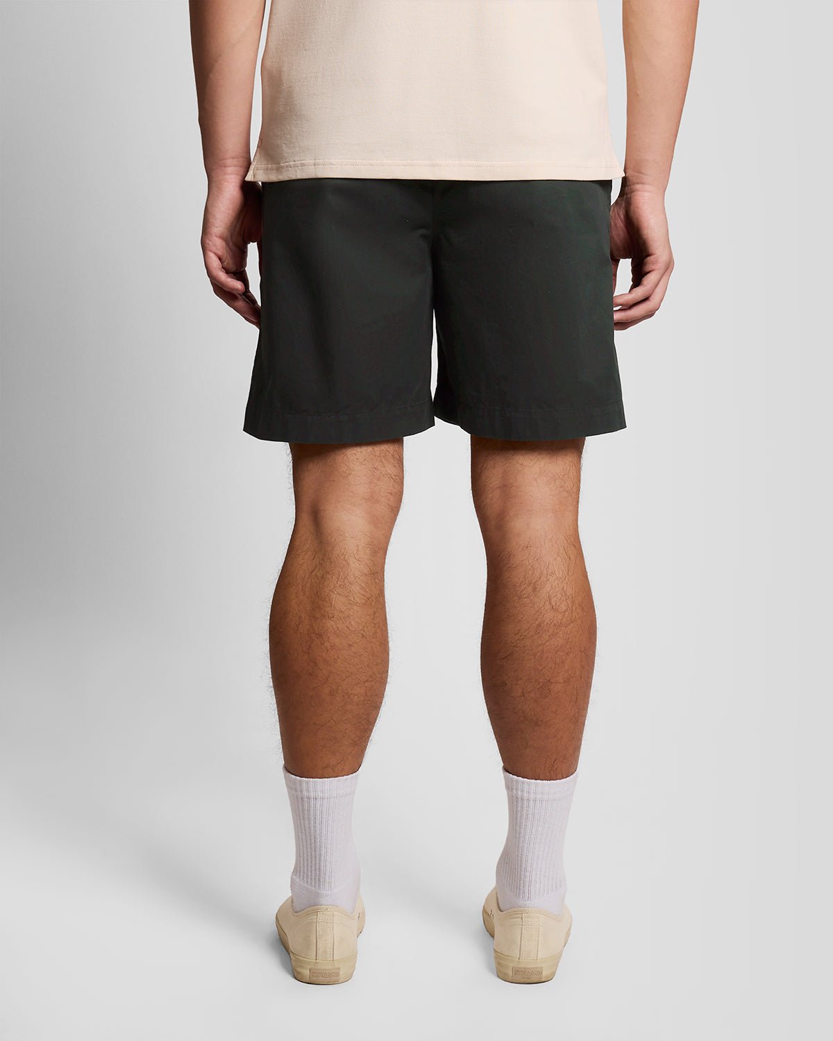 Homme portant un short chino en coton ultrafin, couleur laquée