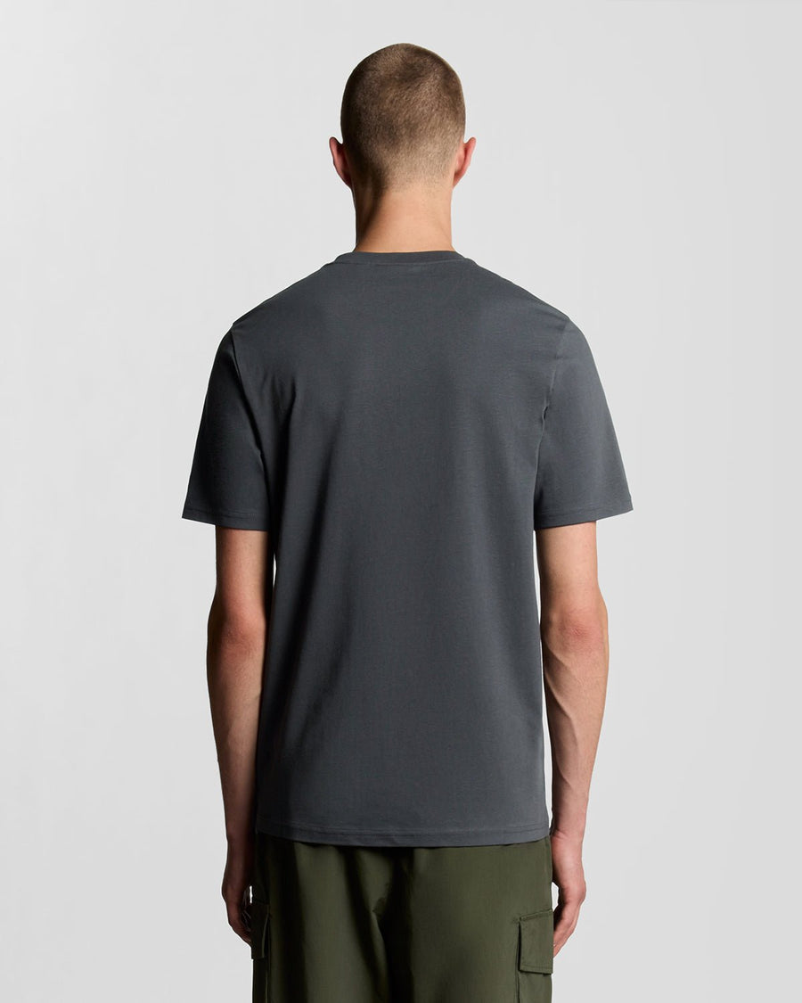 Homme portant un t-shirt à col rond en coton, couleur gris métallisé