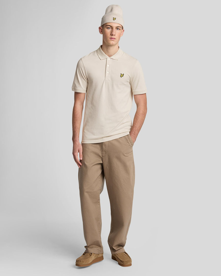Mann trägt ein Baumwoll-Poloshirt in Cove