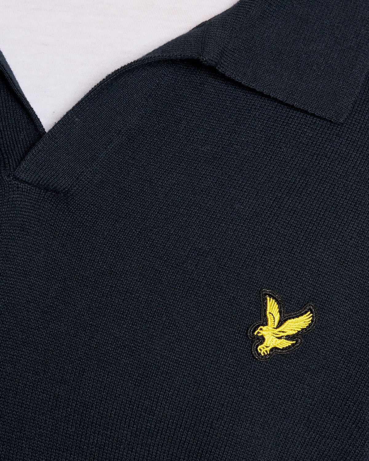 Homme portant un pull à col polo en coton bleu marine foncé