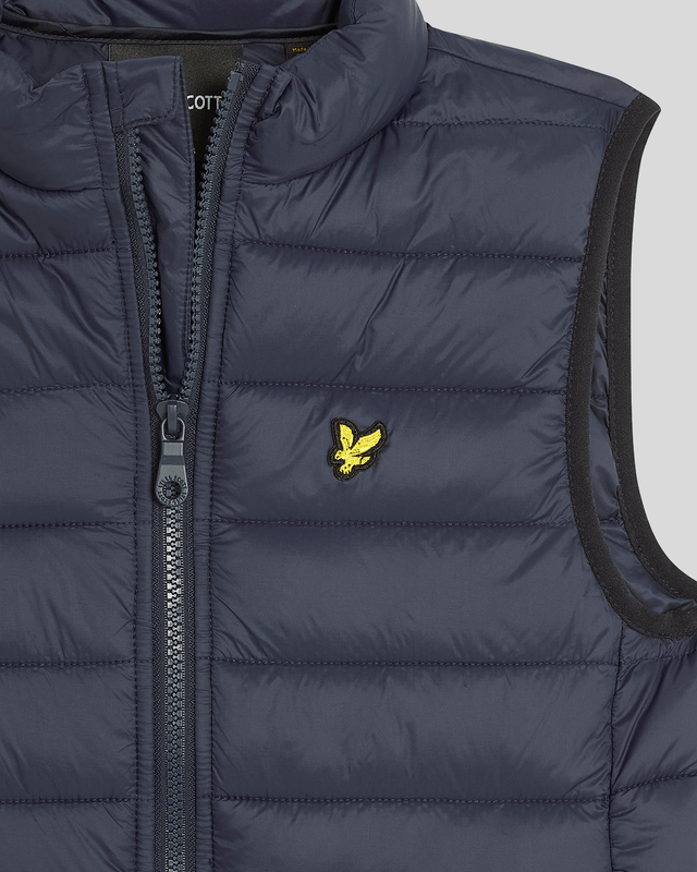 Ragazzo con gilet imbottito leggero blu scuro