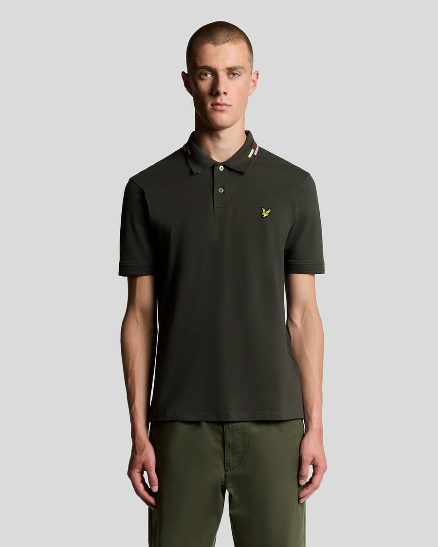 Hombre con polo a rayas en color gris plomizo y espuma