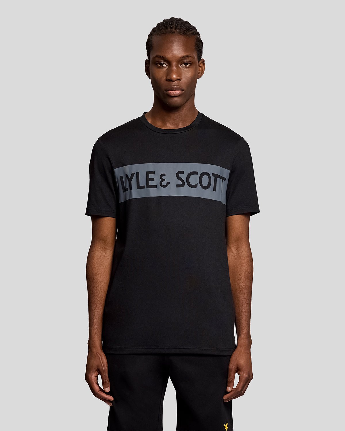 Homme portant un t-shirt à logo sur la poitrine, couleur noir de jais
