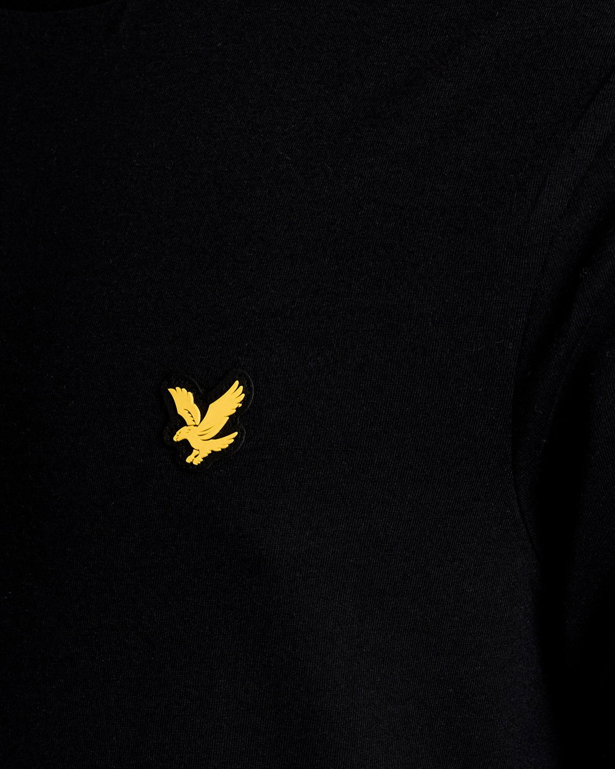 Hombre lleva camiseta deportiva con cinta jacquard en color negro azabache.