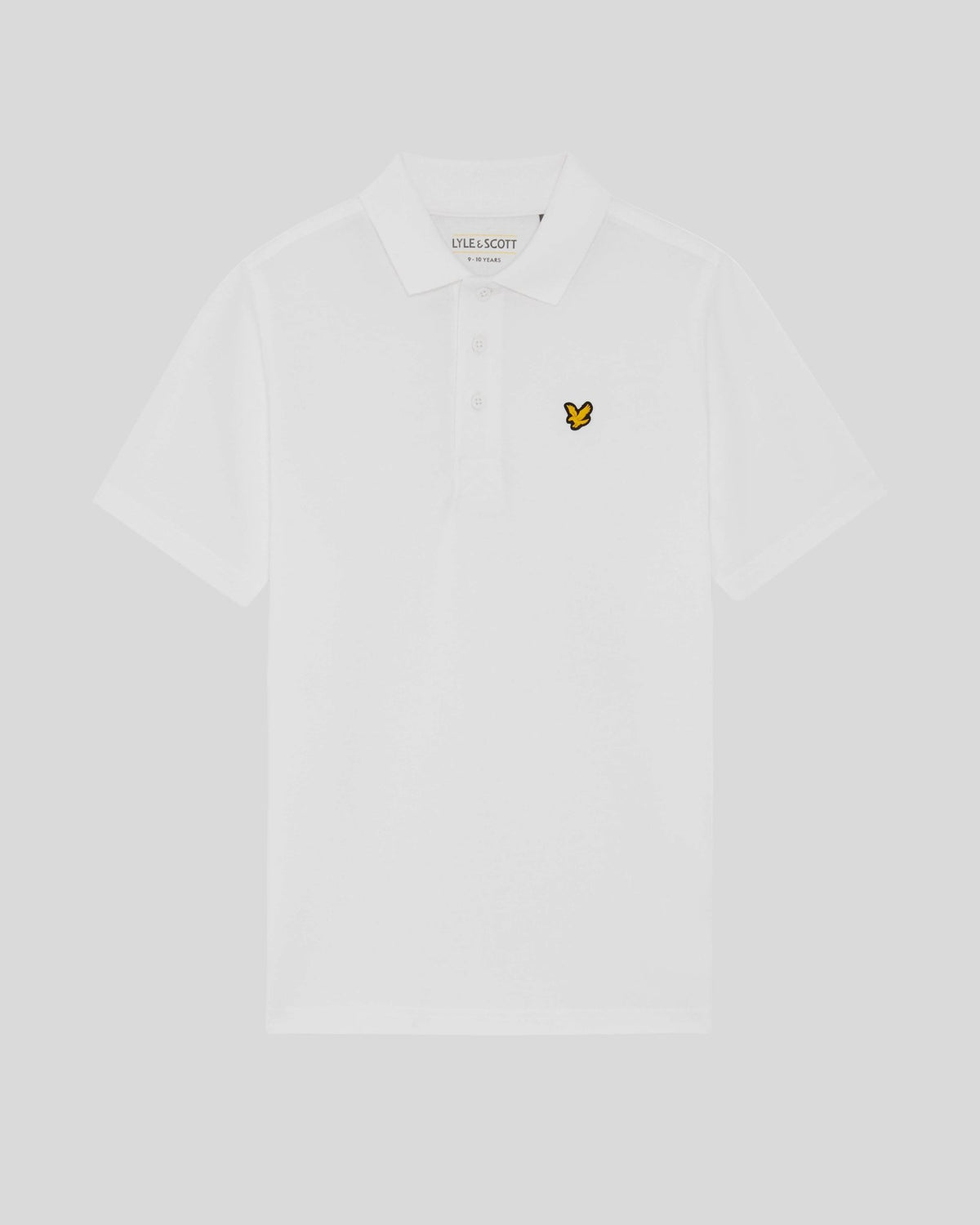 Un homme porte un polo de sport blanc