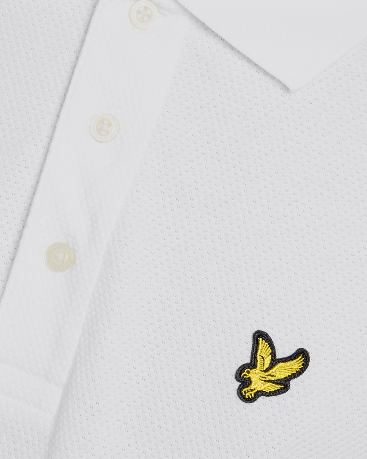 Homme portant un polo jacquard texturé blanc