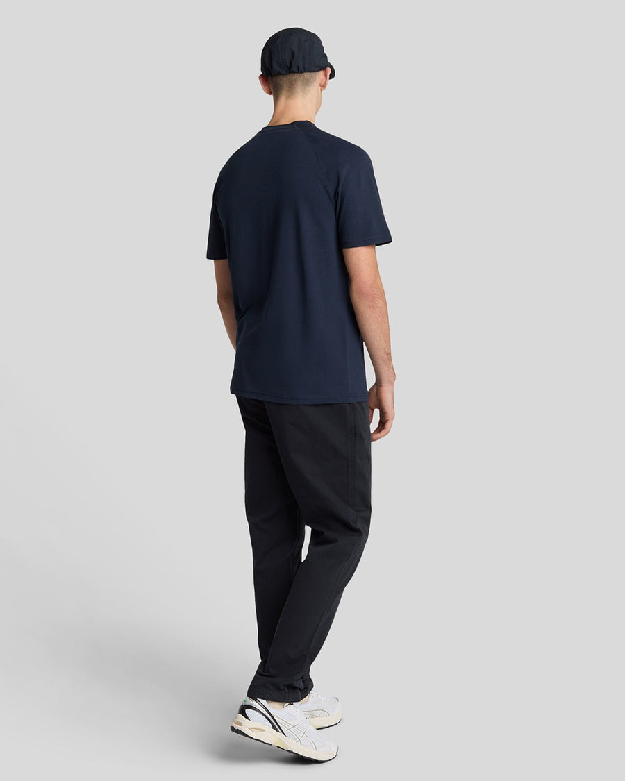 Uomo con pantaloni chino a cinque tasche in nero jet