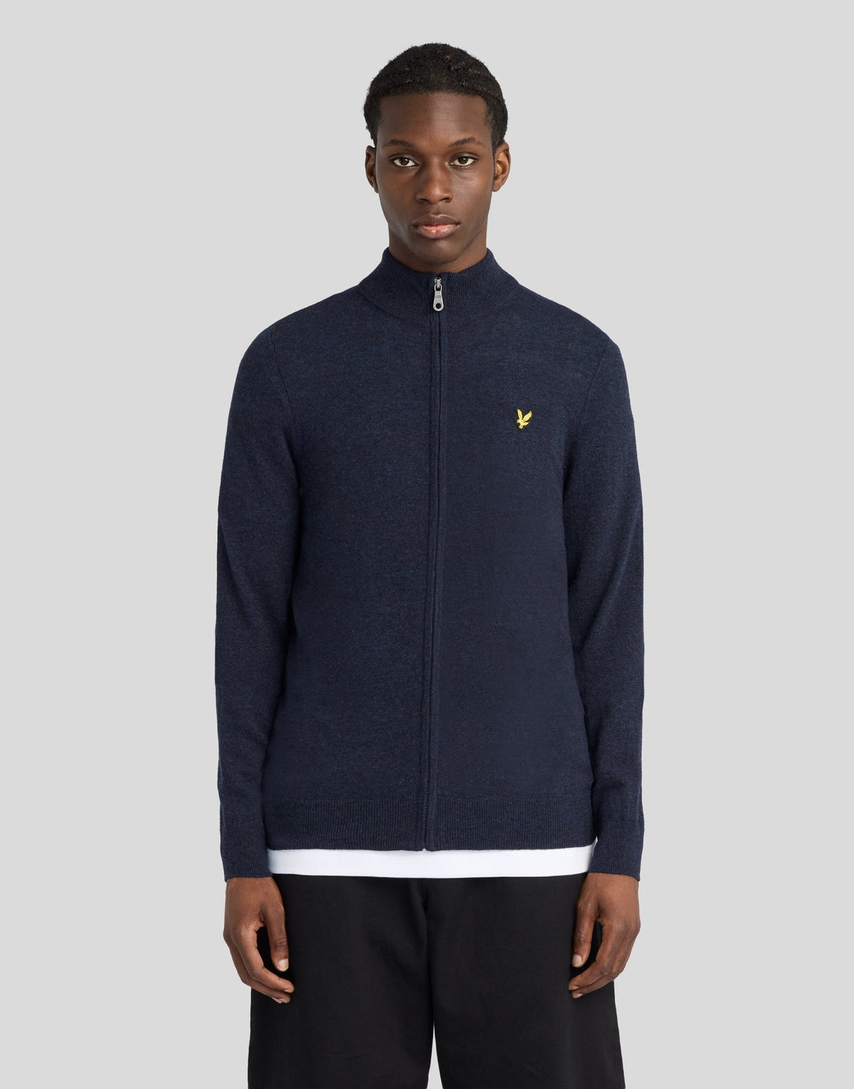 Homme portant un cardigan zippé en laine d'agneau mélangée, couleur bleu marine foncé chiné