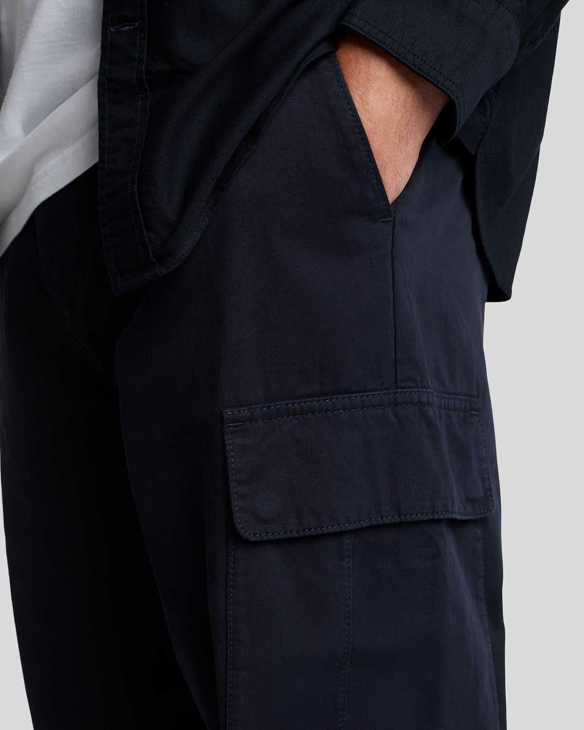 Uomo con pantaloni con tasche cargo in blu scuro