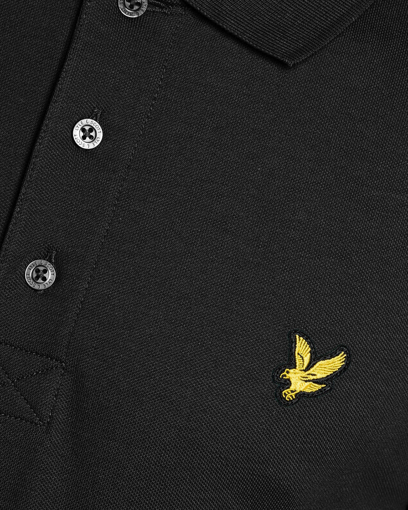 Un homme porte un polo en coton « Everyday » couleur Saddle