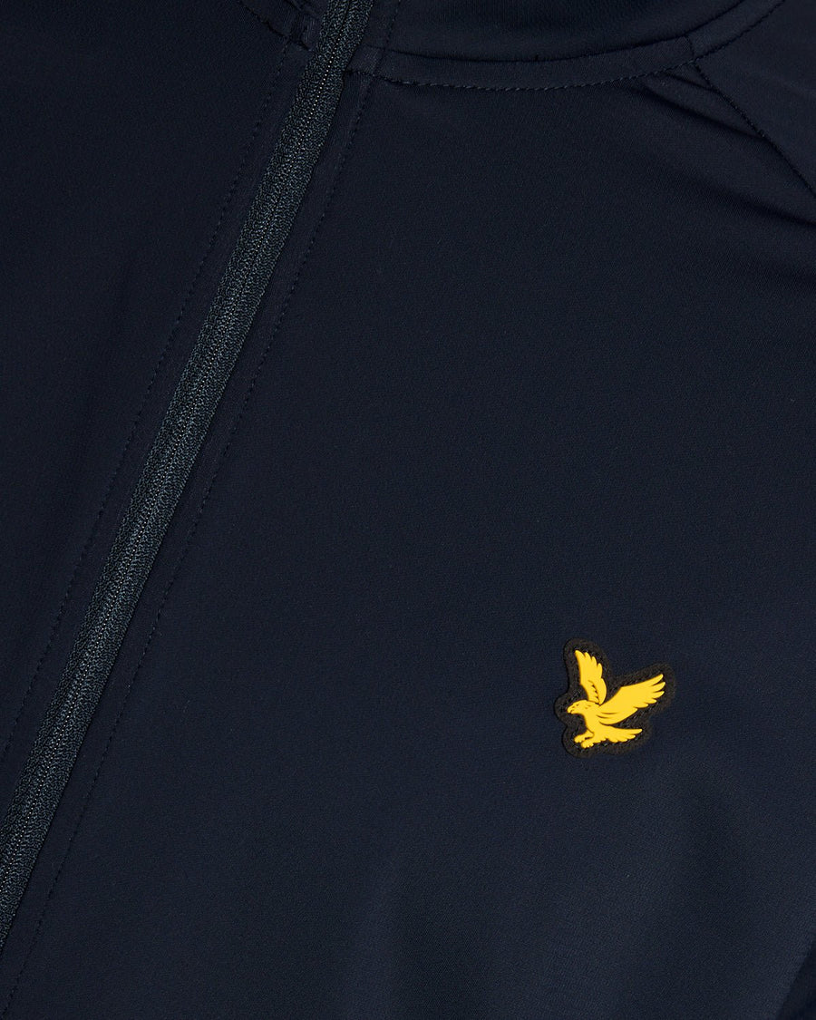 Un homme porte une veste extensible légère bleu marine foncé