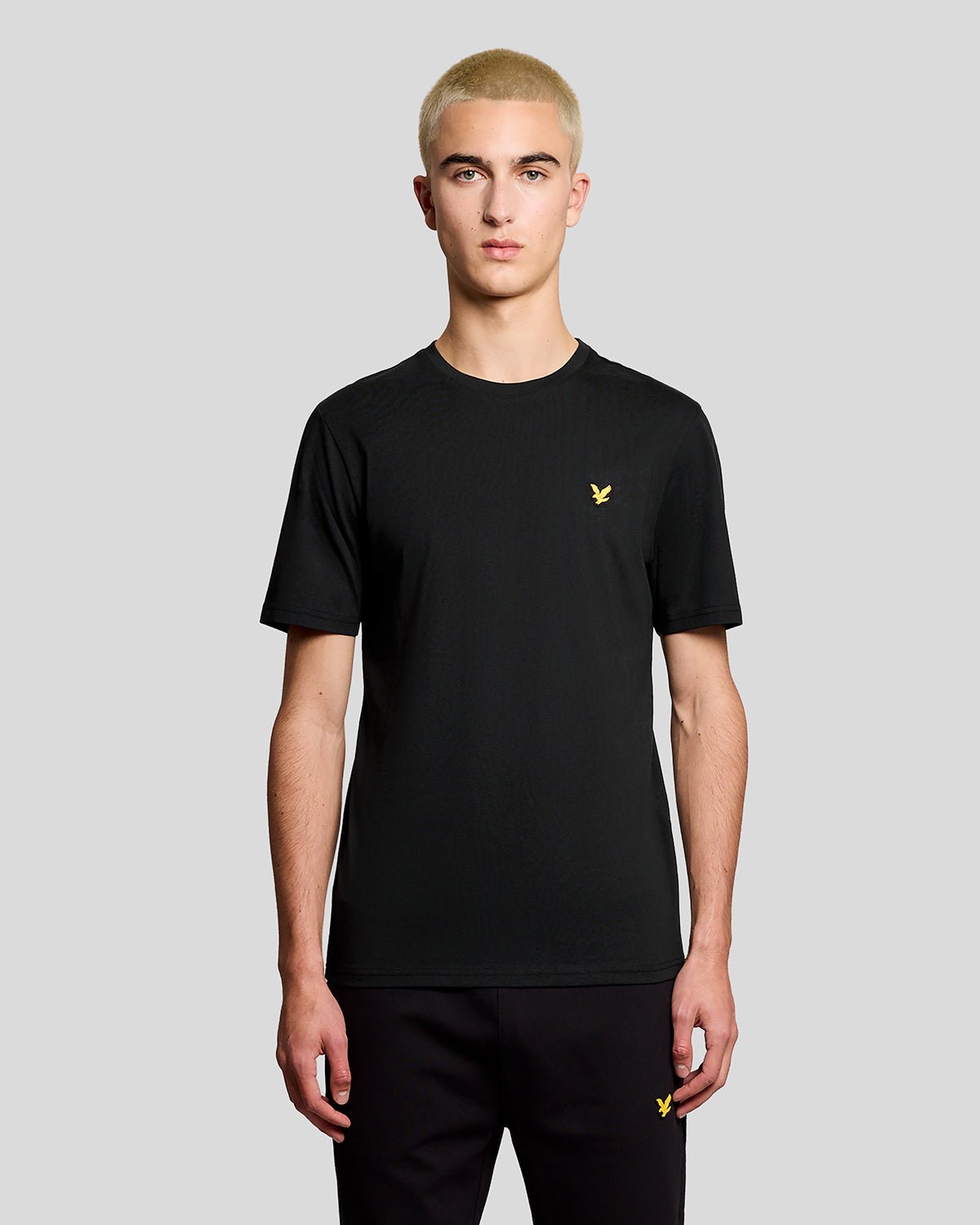 Hombre con camiseta deportiva en negro azabache