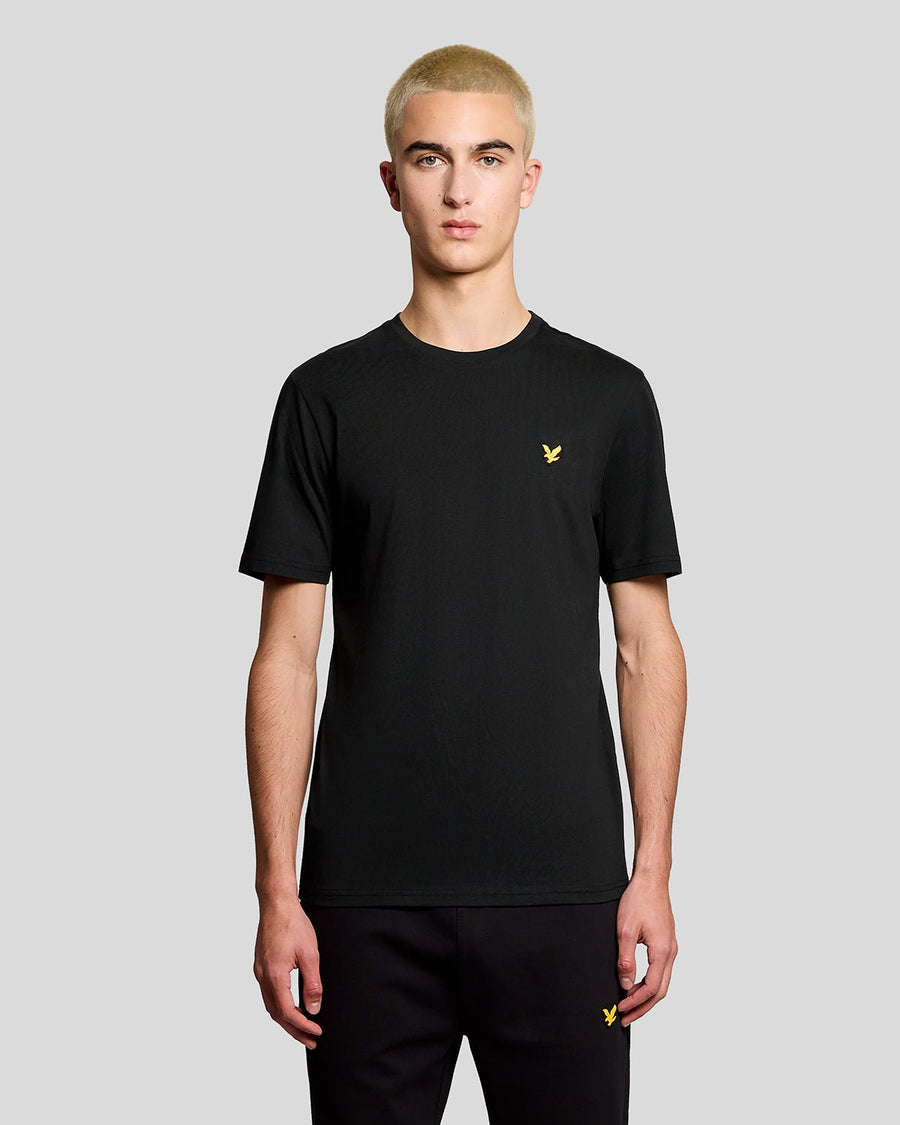 Hombre con camiseta deportiva en negro azabache