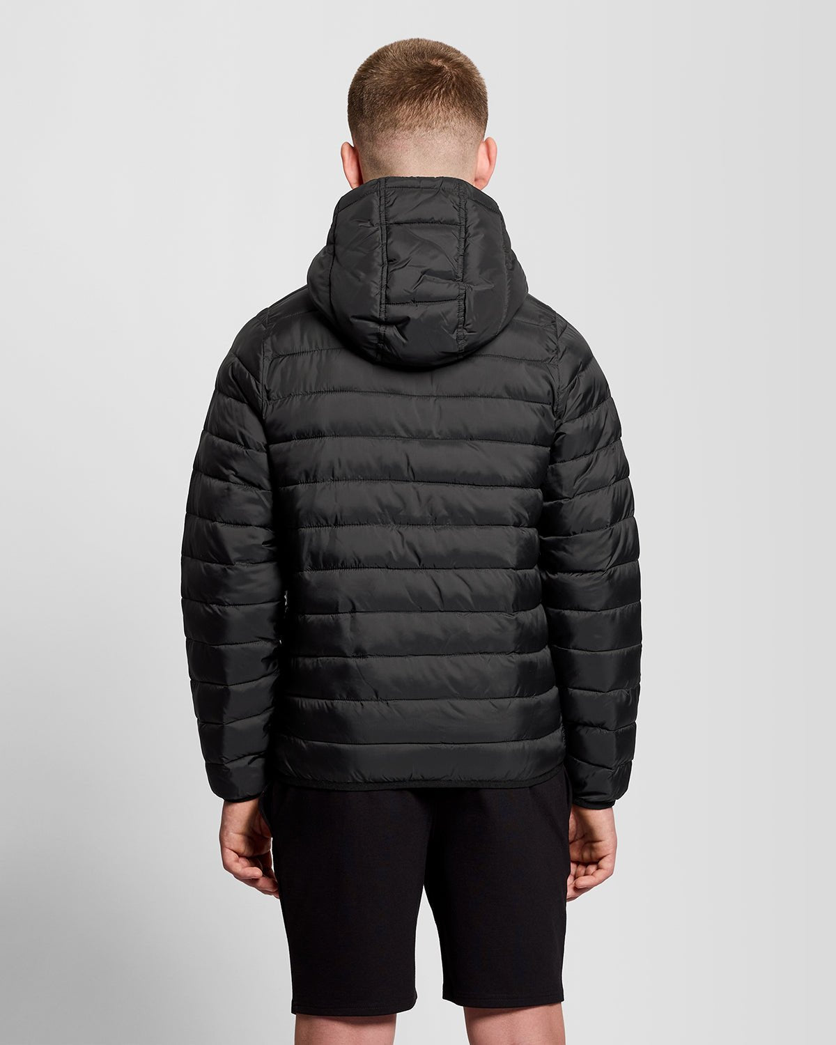 Hombre con chaqueta acolchada plegable en negro azabache