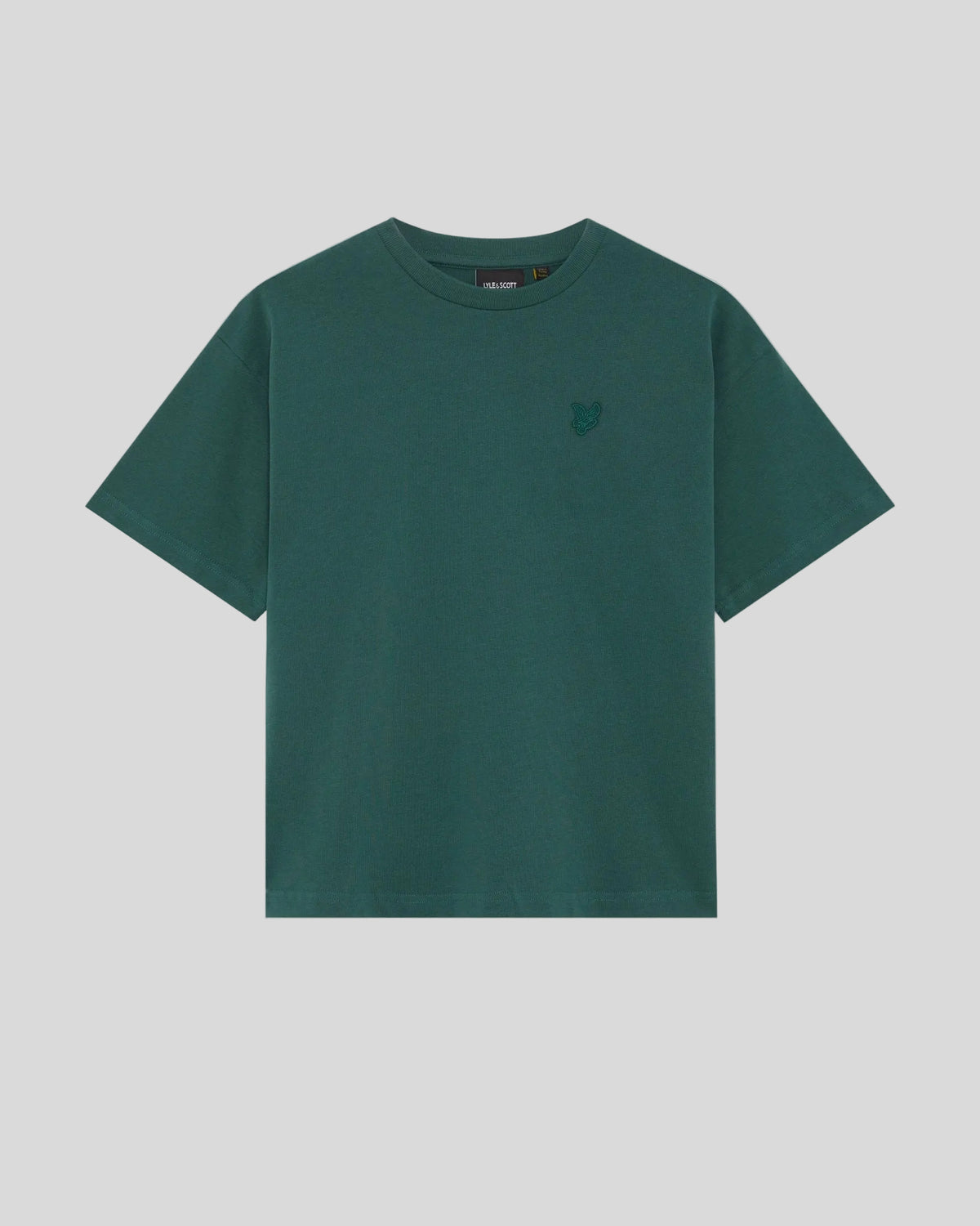 Un homme porte un t-shirt ample épais de couleur Everglade